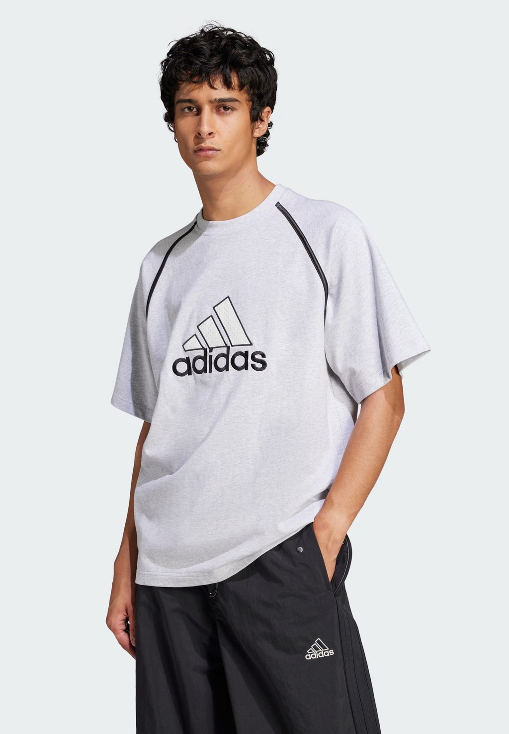 

Футболка с принтом BADGE TEE Adidas Originals, светло-серый