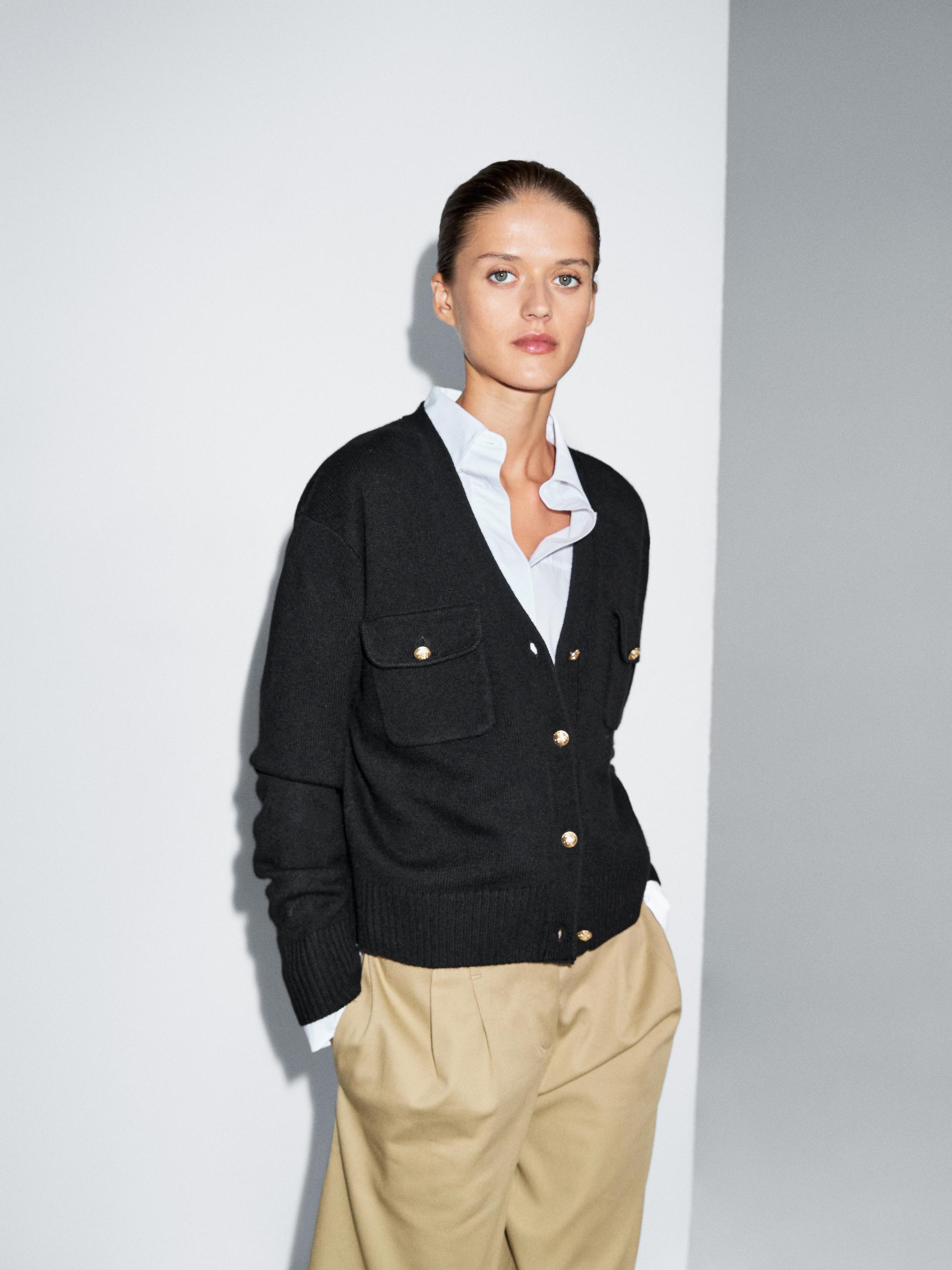 

Вязаный кардиган с V-образным вырезом и золотыми пуговицами Massimo Dutti, черный