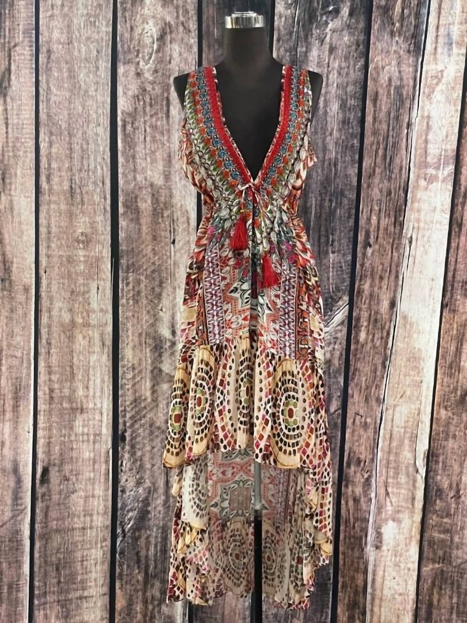 

Платье с глубоким вырезом красного цвета La Moda Clothing