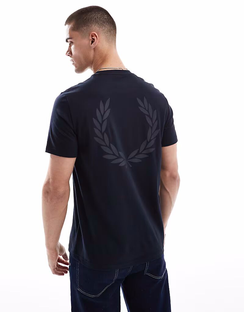 

Футболка Fred Perry с лавровым венком сзади, темно-синего цвета