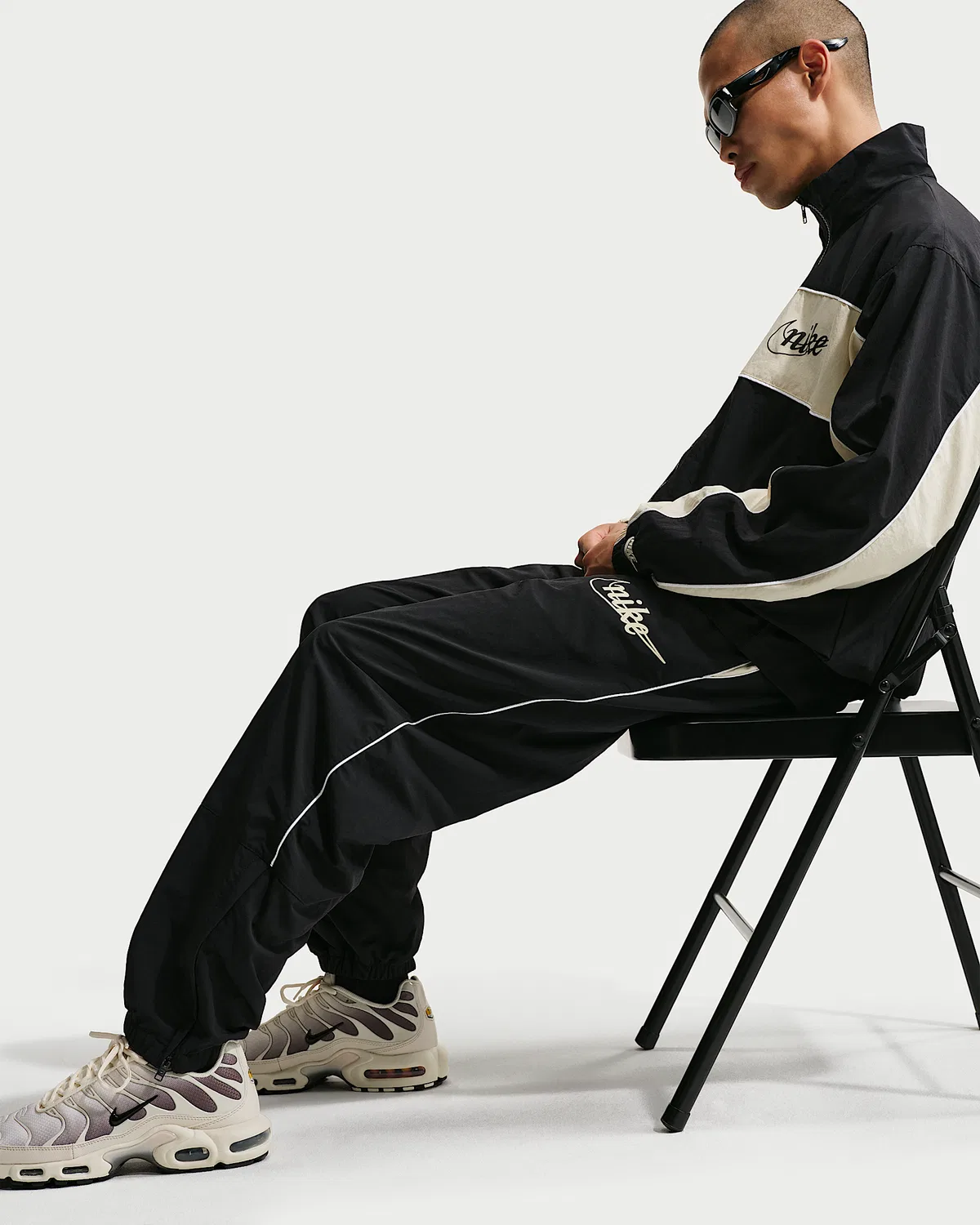Мужские легкие штаны Nike Sportswear Club, Black/Light Khaki/Light Khaki — фото 4