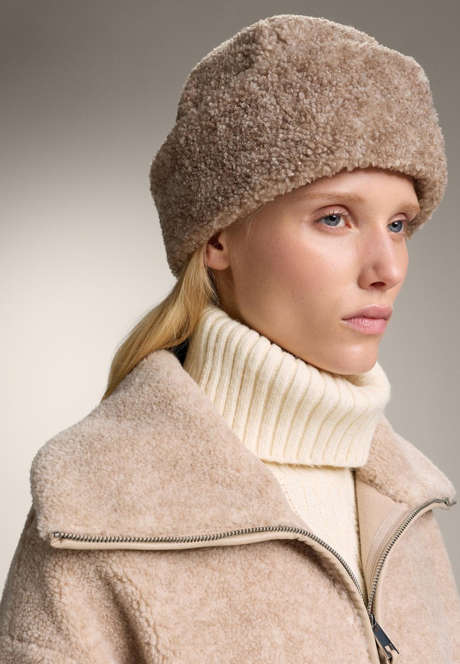 

Шапка OYSHO SHEARLING, Light Brown