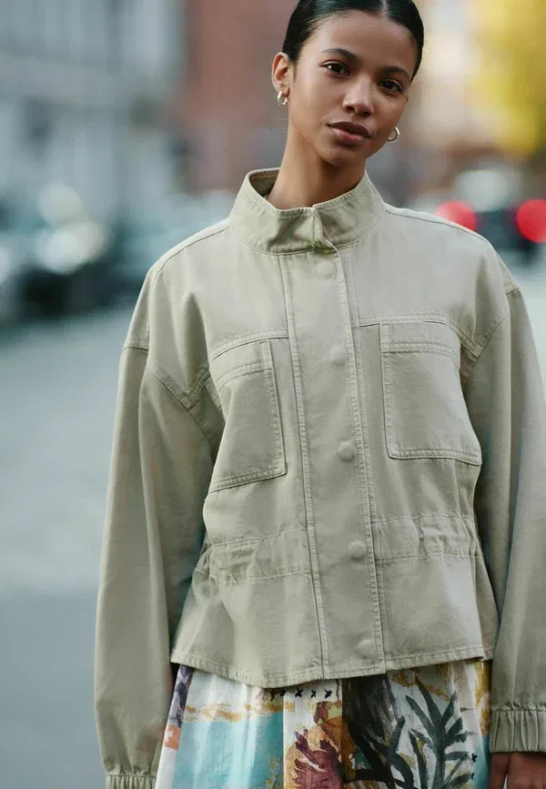Куртка Regular fit funnel neck zip through drawstring jacket Next, хаки зеленый — фото 3