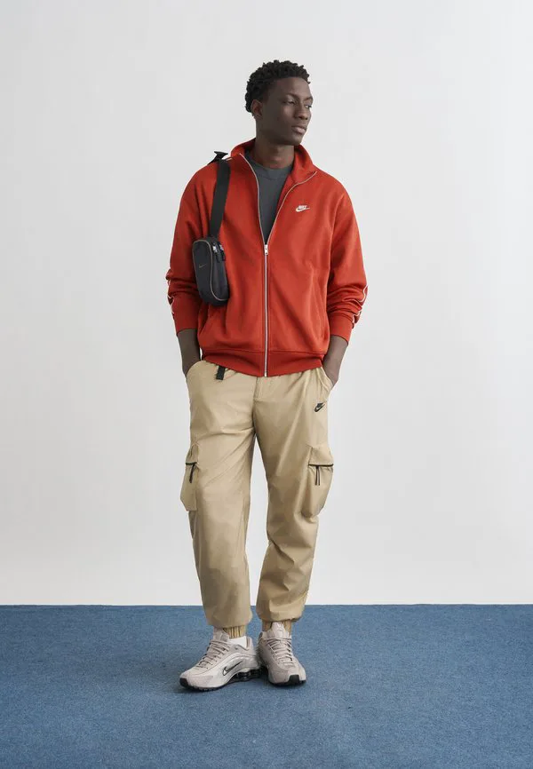 Куртка для клубных тренировок по легкой атлетике Nike Sportswear, Team Crimson/White/Team Crimson — фото 2