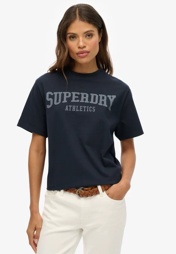 

Футболка с принтом «спортивные аксессуары» Superdry & Co, Eclipse Navy, Синий, Футболка с принтом «спортивные аксессуары» Superdry & Co, Eclipse Navy
