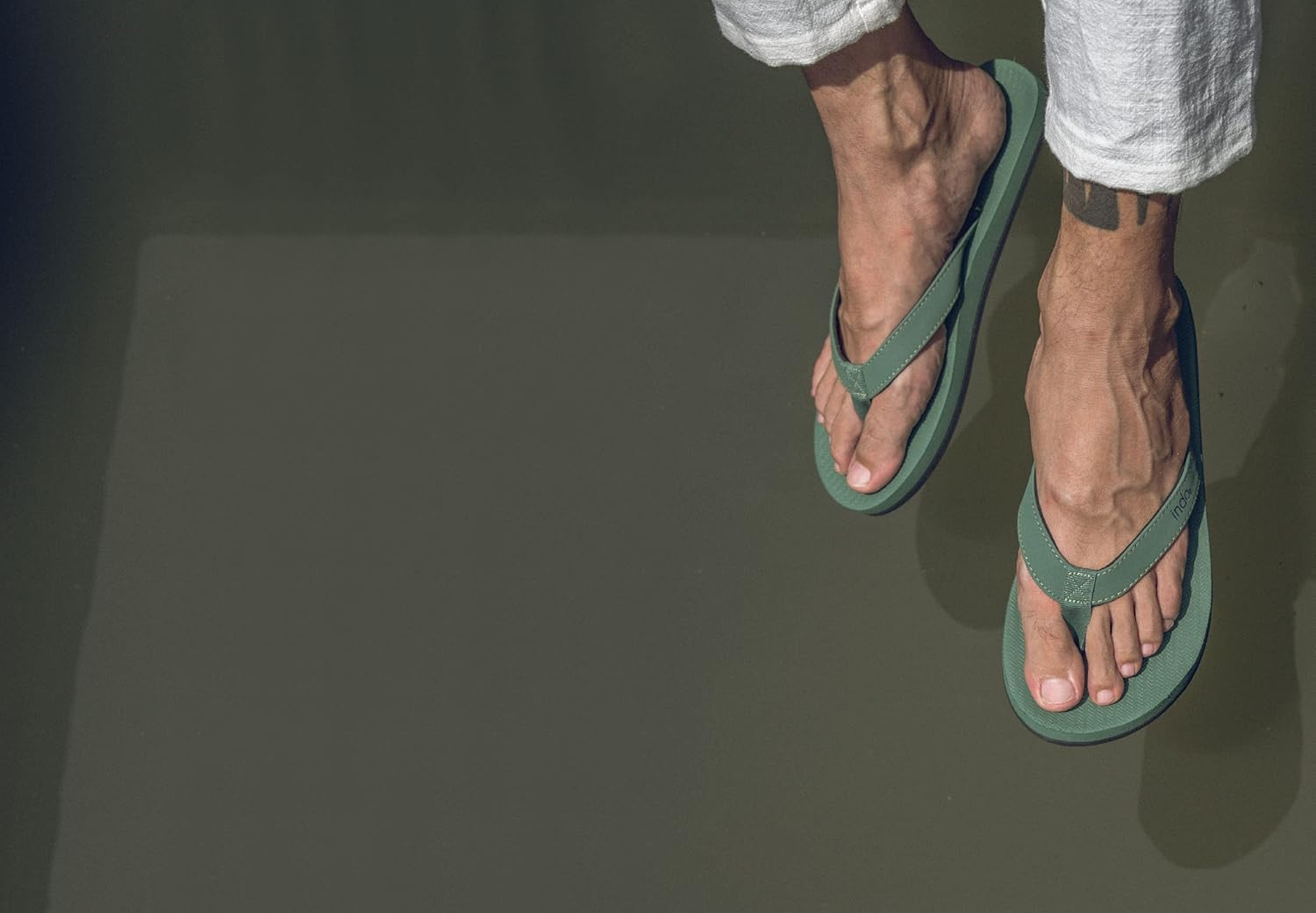 Мужские веганские вьетнамки Indosole ESSNTLS для любой поверхности, подошва из переработанных шин, поддержка свода стопы из натурального резинового материала, противоскользящая стелька, удобная водонепроницаемая лямка ENVRO, Leaf — фото 2