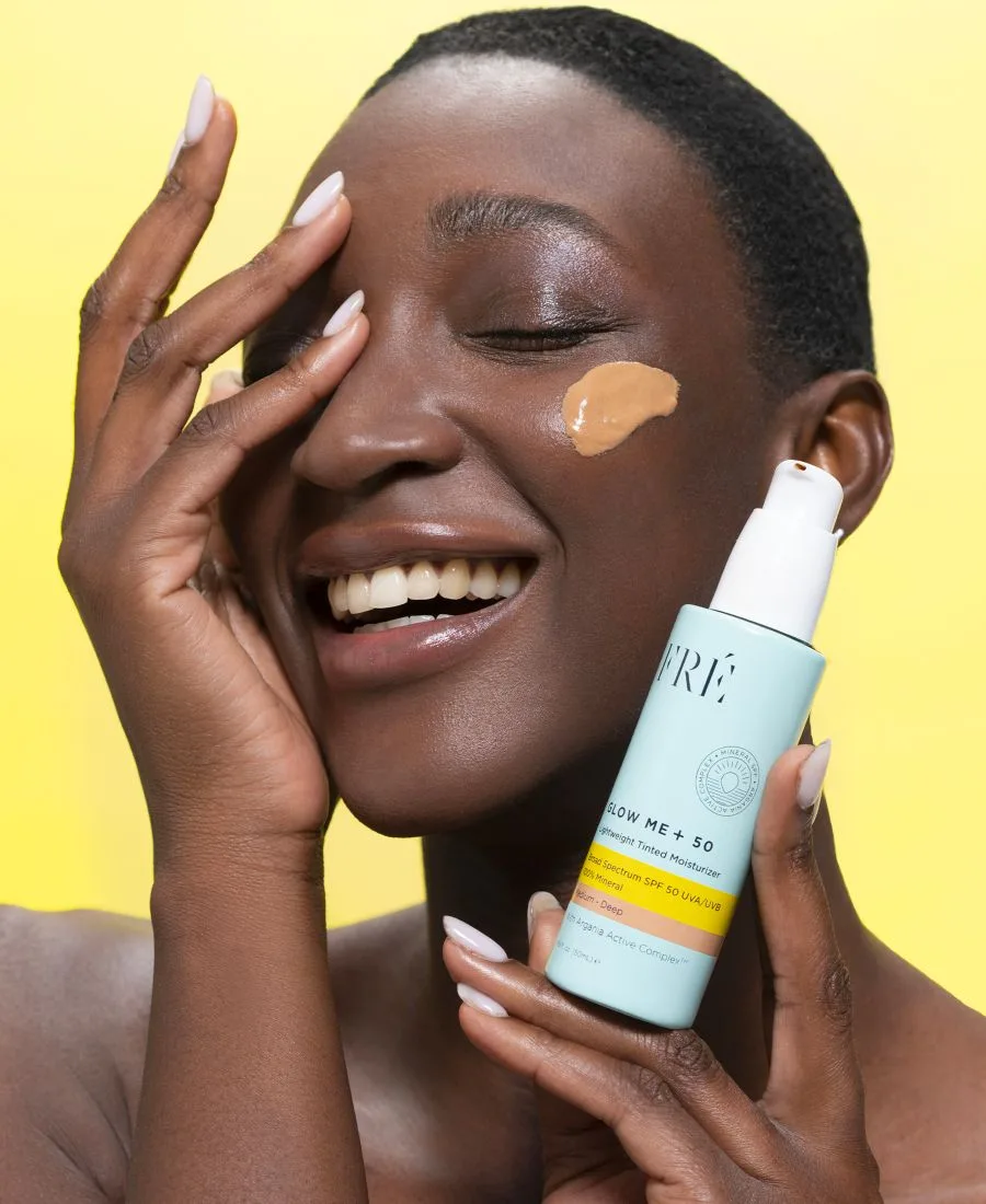 GLOW ME + 50 Легкий тонирующий увлажняющий крем с минеральными частицами, SPF 50, 1,69 унции FRE, Medium - Deep — фото 2