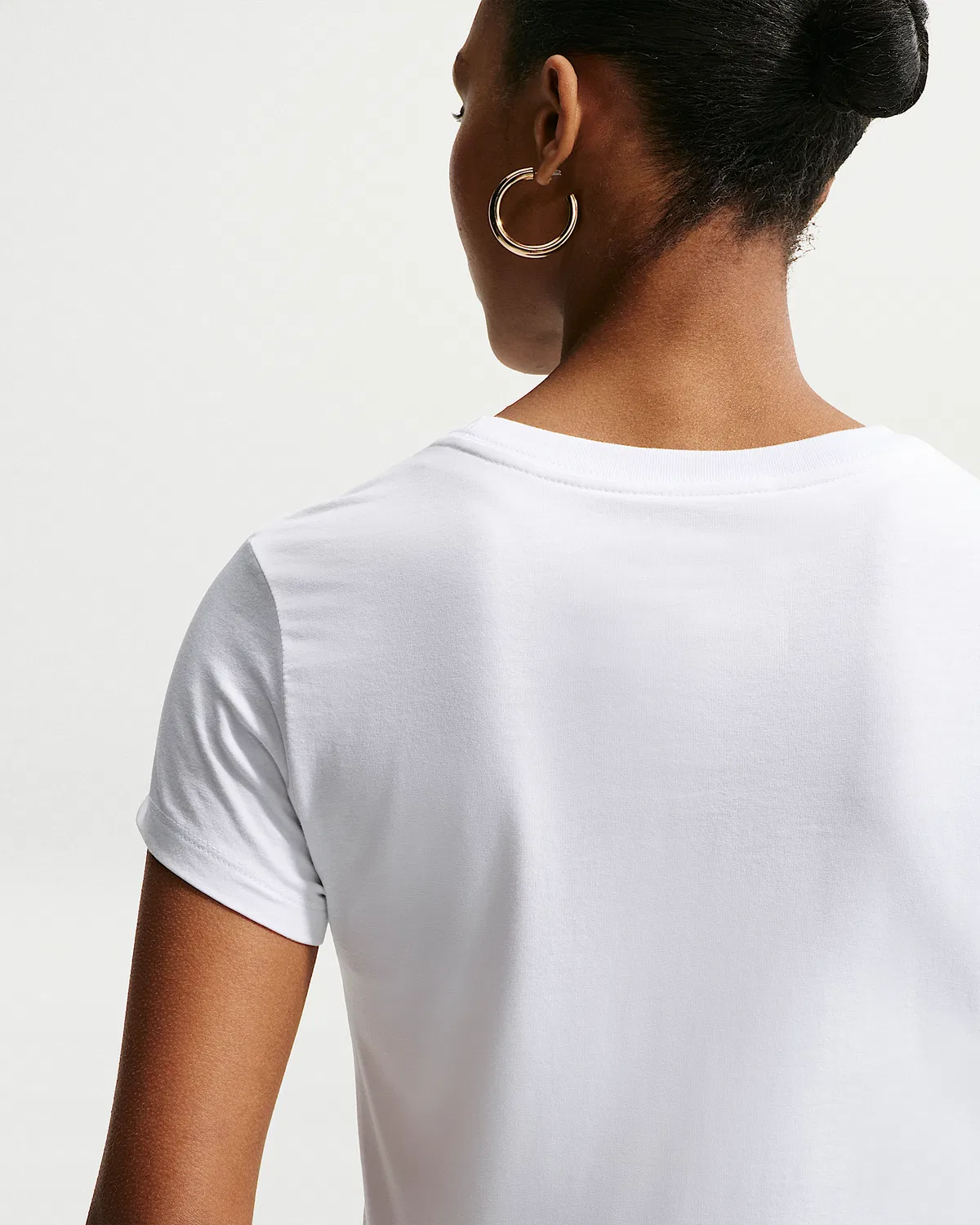 Женская укороченная футболка Nike Sportswear Chill Knit Slim, White/Wolf Grey — фото 2