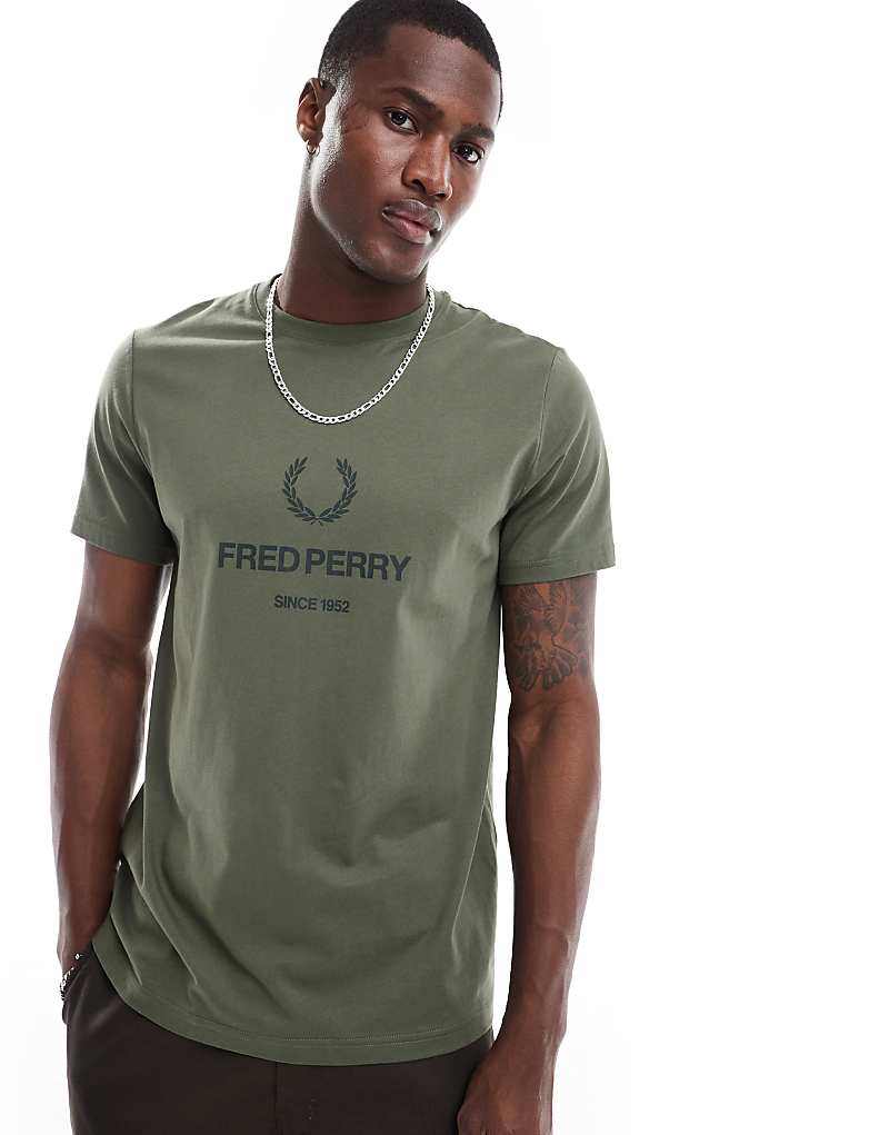 

Зеленая футболка хаки с графическим принтом Fred Perry