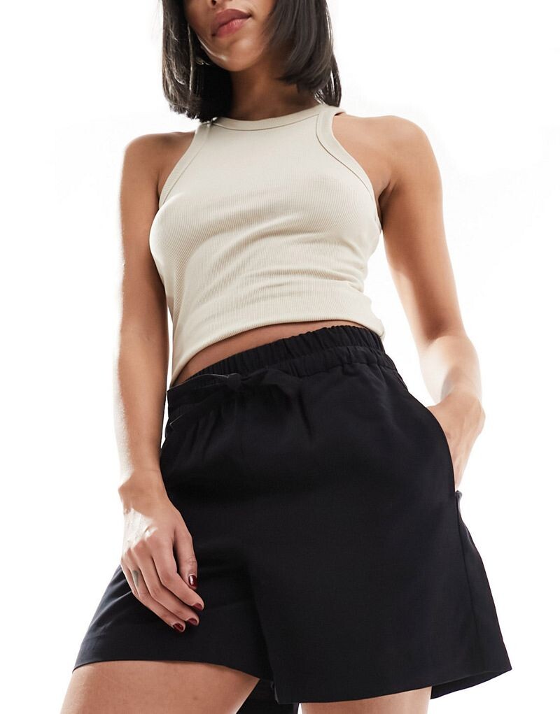 

Черные шорты со свободной талией Vero Moda