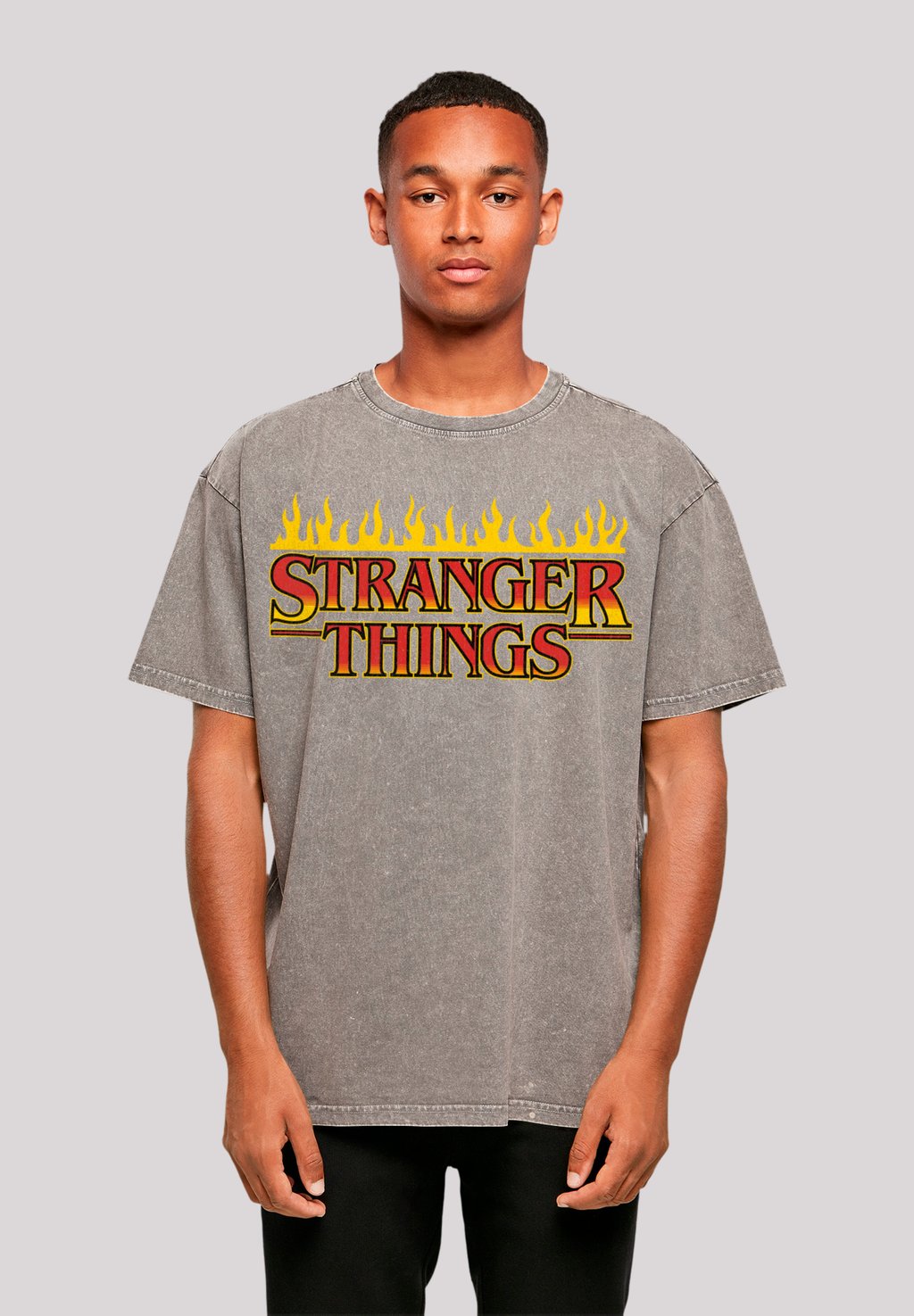 

Футболка с принтом STRANGER THINGS FIRE LOGO NETFLIX TV SERIES F4NT4STIC, серый