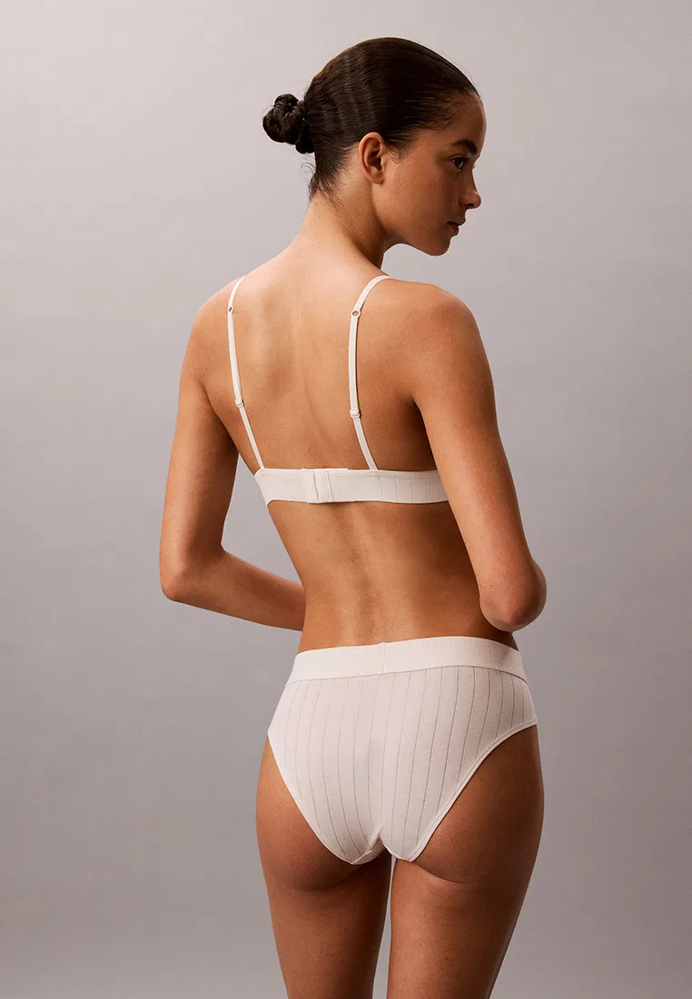 Бюстгальтер-бралетт треугольный, с легкой подкладкой, Calvin Klein, цвет Tofu — фото 2