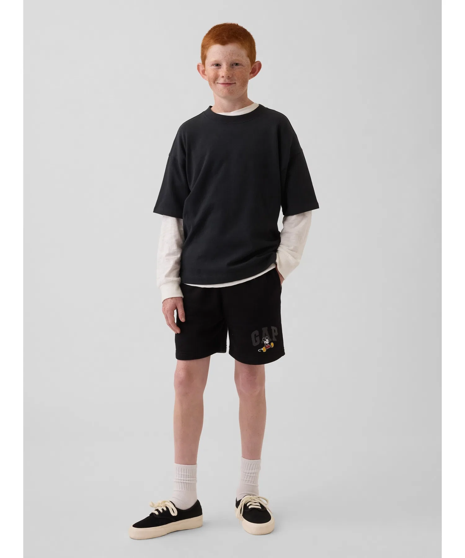 Детские шорты GapKids x Disney с изображением Микки Мауса, свободного кроя, с логотипом GAP. — фото 2