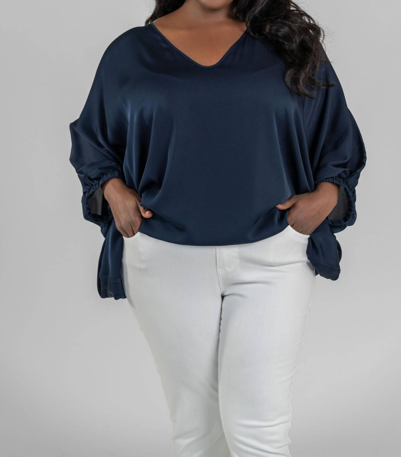 

Топ с V-образным вырезом в темно-синем цвете Nouvelle / Silk95five