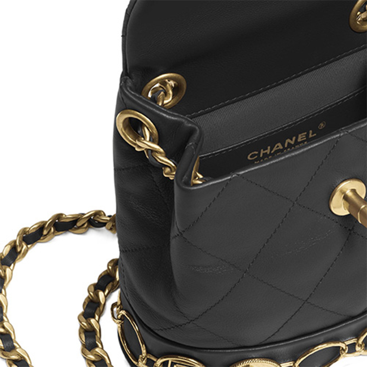 CHANEL Рюкзак женский из кожи коровы с металлическим золотым декором, черный — фото 4