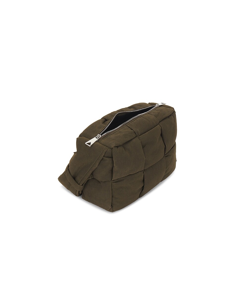 Сумка Medium Padded Tech Cassette Waxed Canvas Bottega Veneta, оливковый/серебряный — фото 3