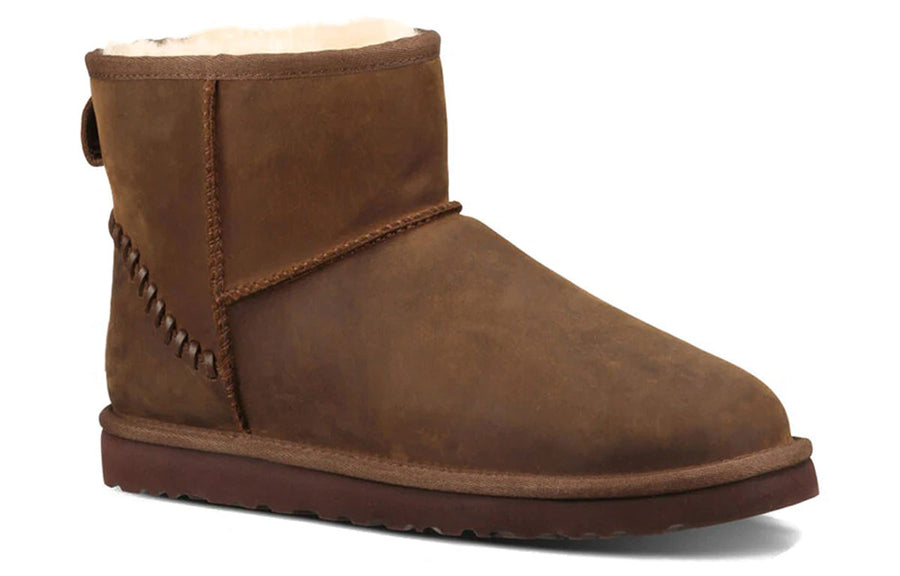 Мужские угги UGG Classic Mini замшевые с декоративной пяткой, коричневый — фото 4