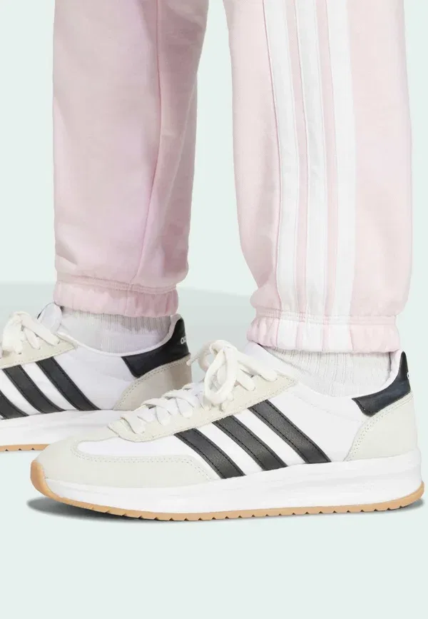 Спортивные штаны Essentials 3 stripes french terry cuffed tracksuit bottoms Adidas Sportswear, прозрачный розовый белый — фото 3