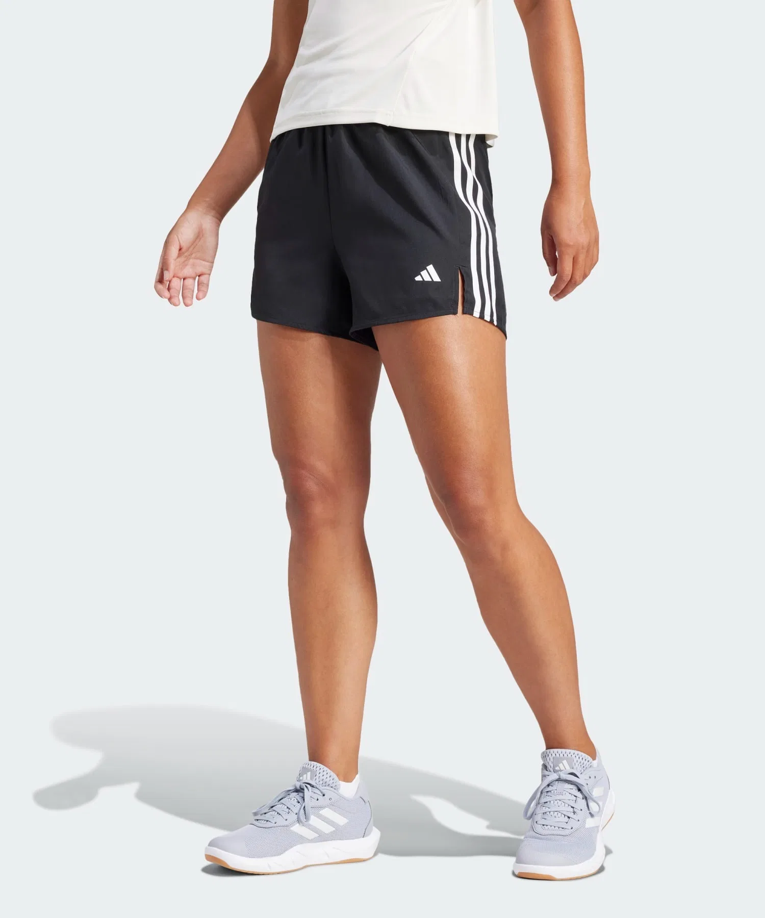 Женские шорты adidas
