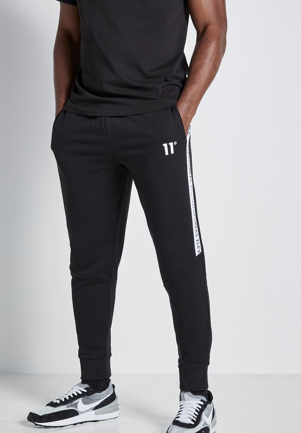

Спортивные брюки TEXT BLOCK JOGGERS 11 DEGREES, черный