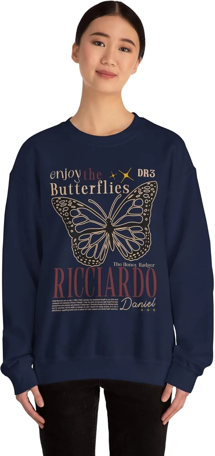 Футболка Enjoy The Butterflies, футболка с изображением бабочки Риккардо, подарок для любителя автоспорта, футболка в стиле гонщика Риккардо GENERIC, темно-синий — фото 3