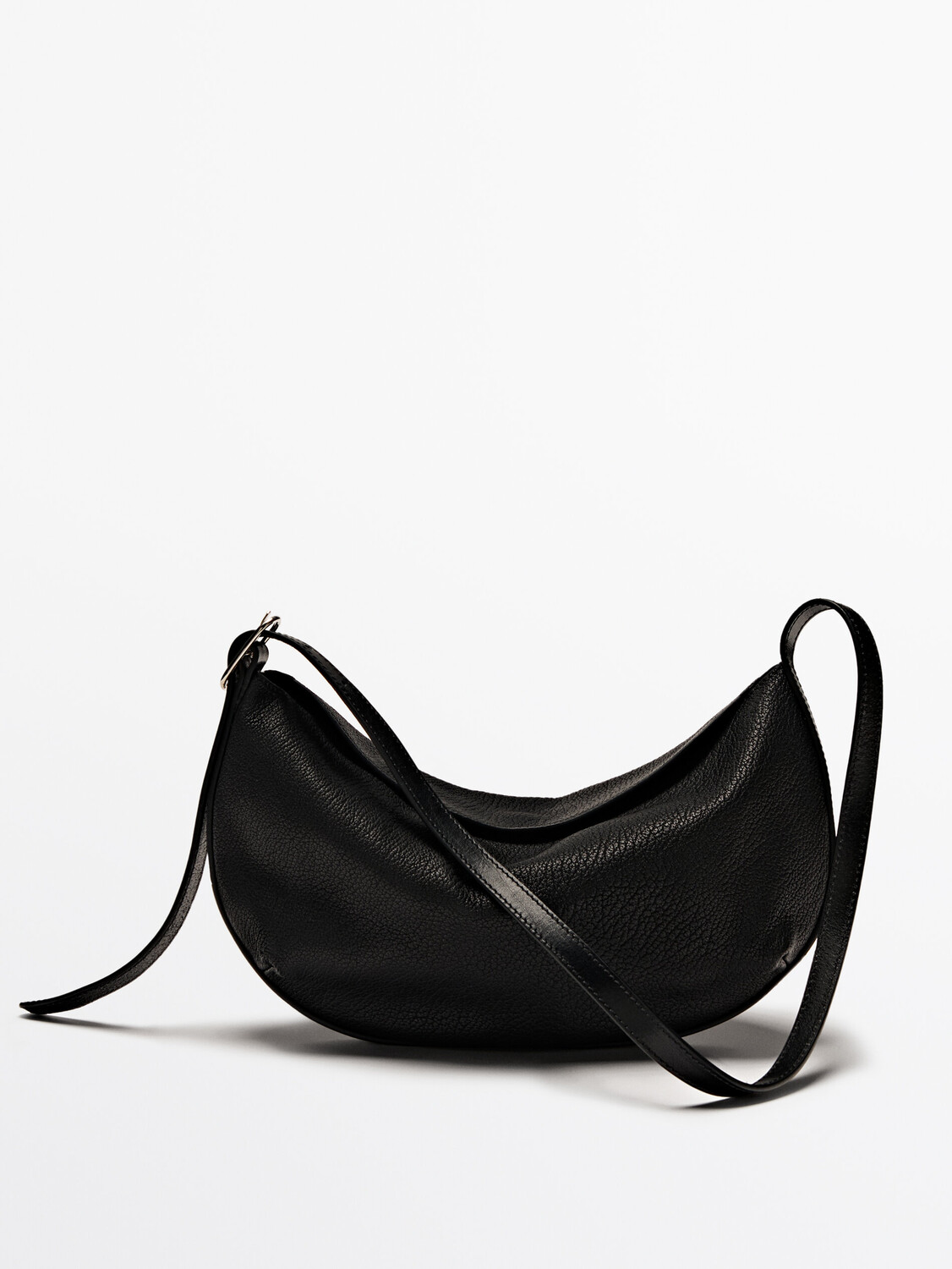 

Сумка-полумесяц из текстурированной кожи наппа Massimo Dutti, черный