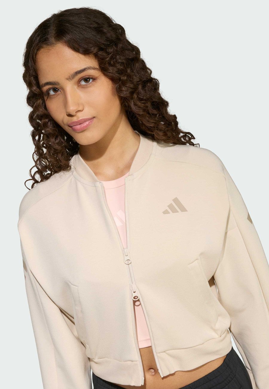Толстовка Adidas Sportswear FUTURE ICONS 3 STRIPES FULL ZIP TRACK, Crystal Linen Trace Khaki/Beige — фото 4