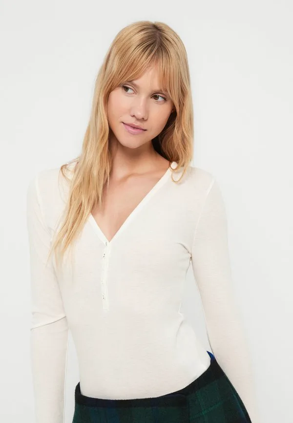 Мягкая полупрозрачная футболка-поло с длинными рукавами Gap, New Off White — фото 4