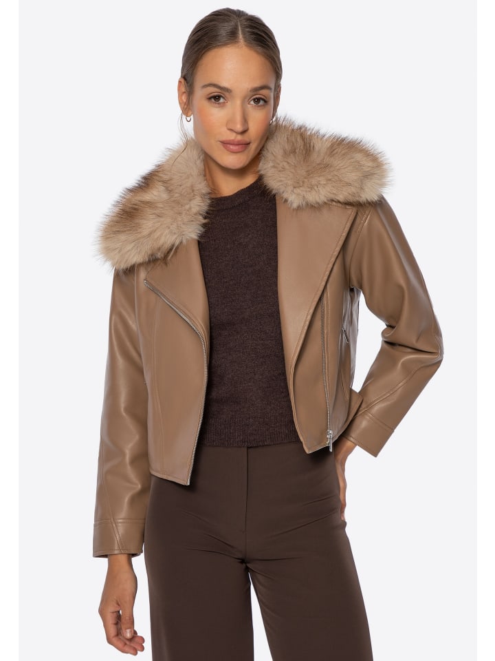 

Утепленная женская байкерская куртка с меховым воротником бежевого цвета Wittchen