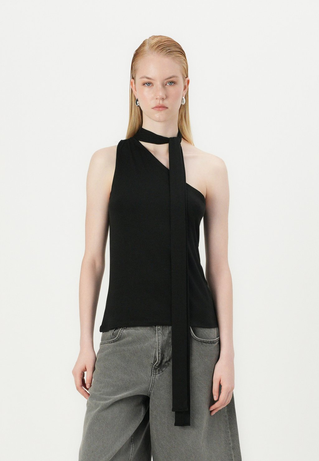 

Топ ONE SHOULDER Weekday, черный