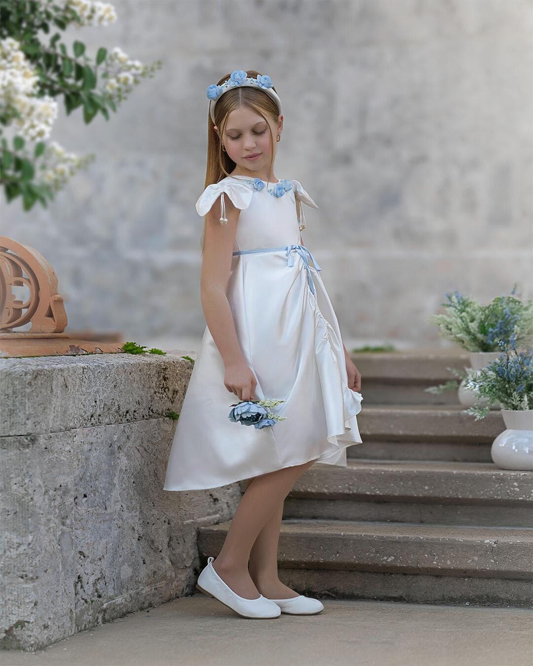 Белое атласное платье Daphne с синей вышивкой Petite Maison Kids, белый — фото 4