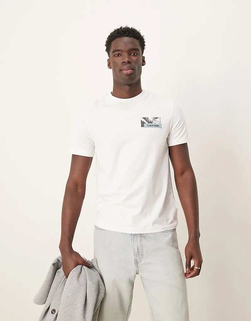 

Футболка с графическим принтом на спине белого цвета Calvin Klein