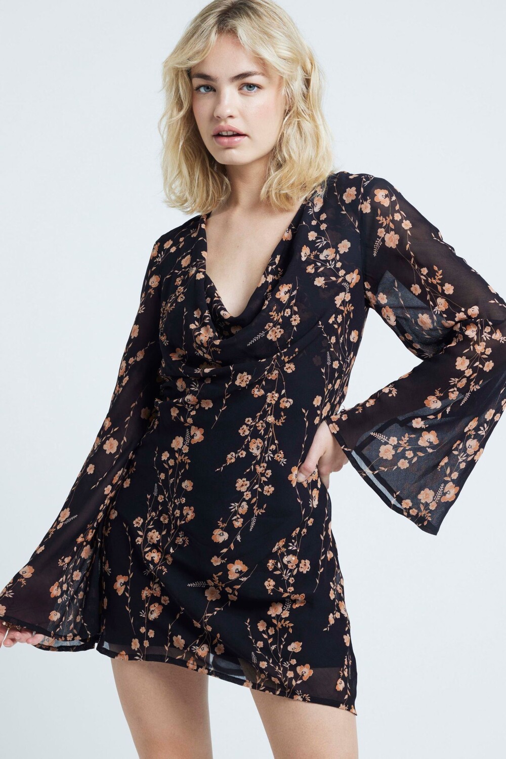 

Мини платье с воротником хомутиком River Island, черный