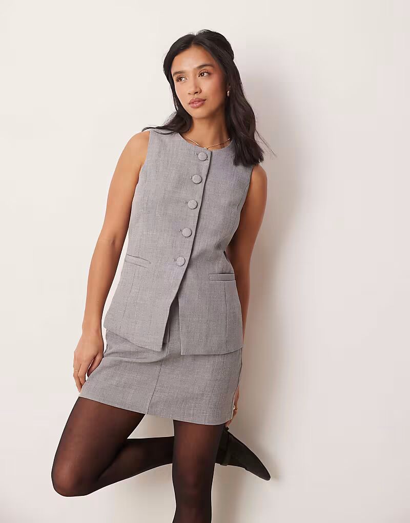 

Удлиненный приталенный жилет New Look Petite серого цвета