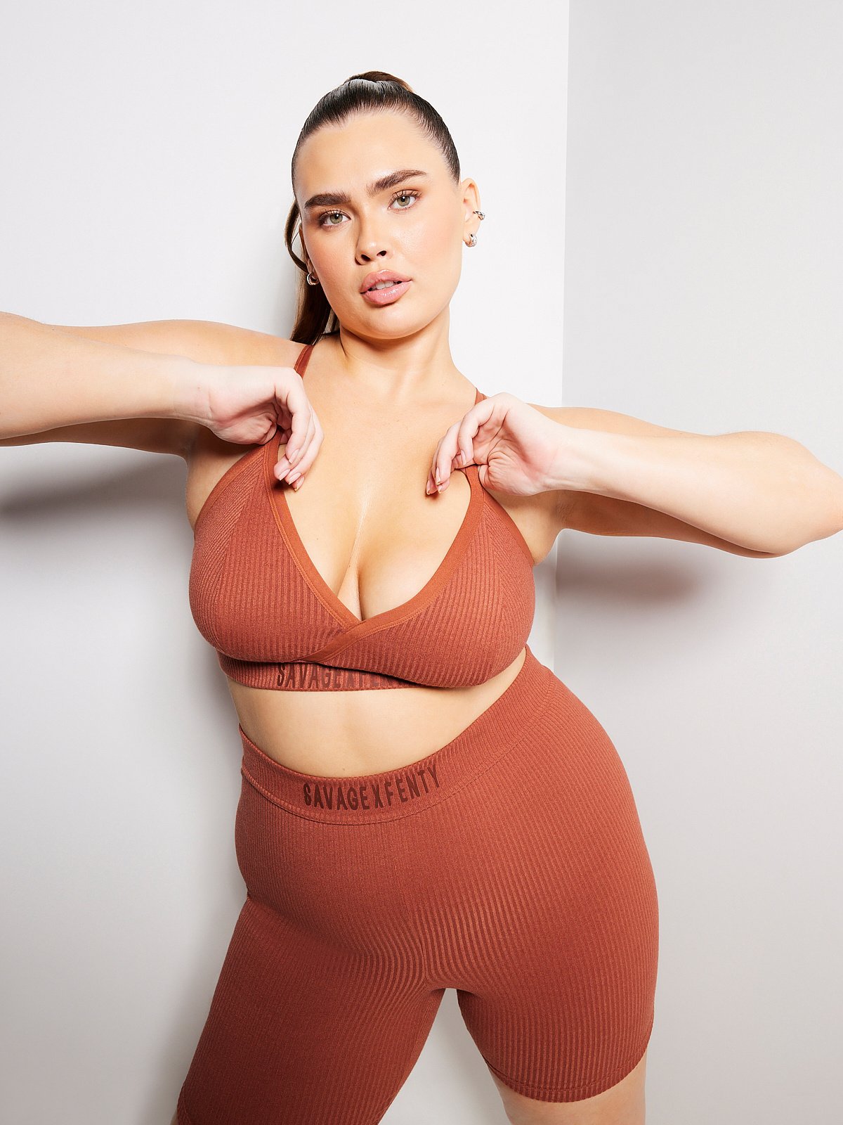 

Бралетт Savage X Fenty Essential Heavy Rib Logo, цвет Smoky Brown