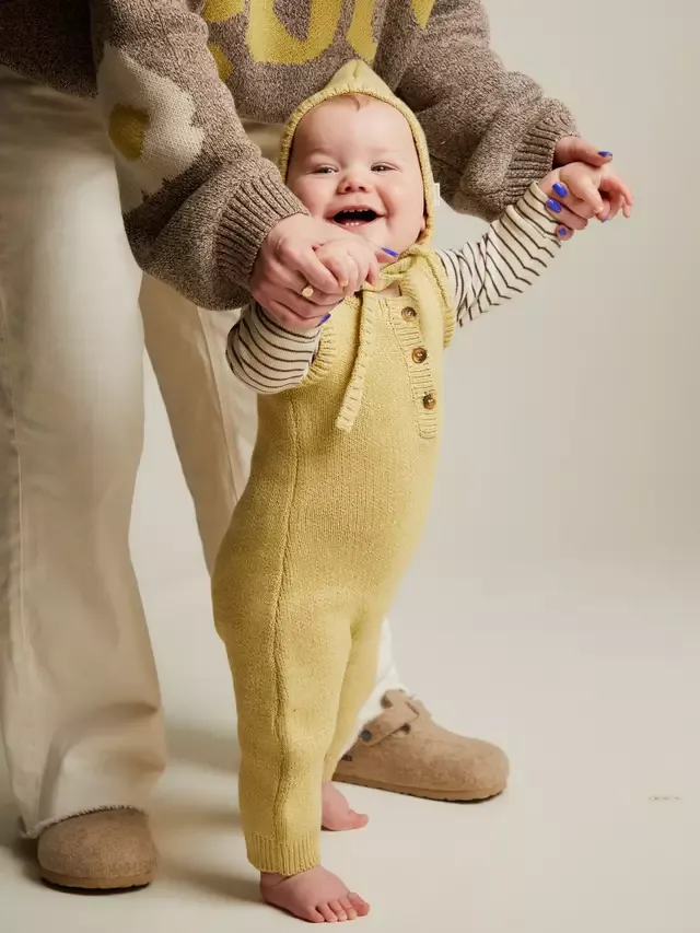 Вязаный комбинезон Baby Bay, горчичный цвет Claude & Co — фото 3
