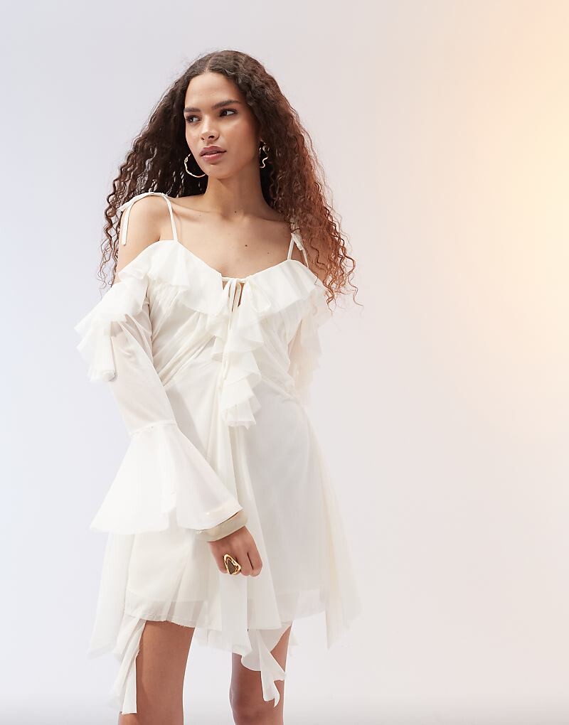 

ASOS DESIGN – Мини-платье цвета слоновой кости с необработанными краями, деталями в виде годе и рюшами