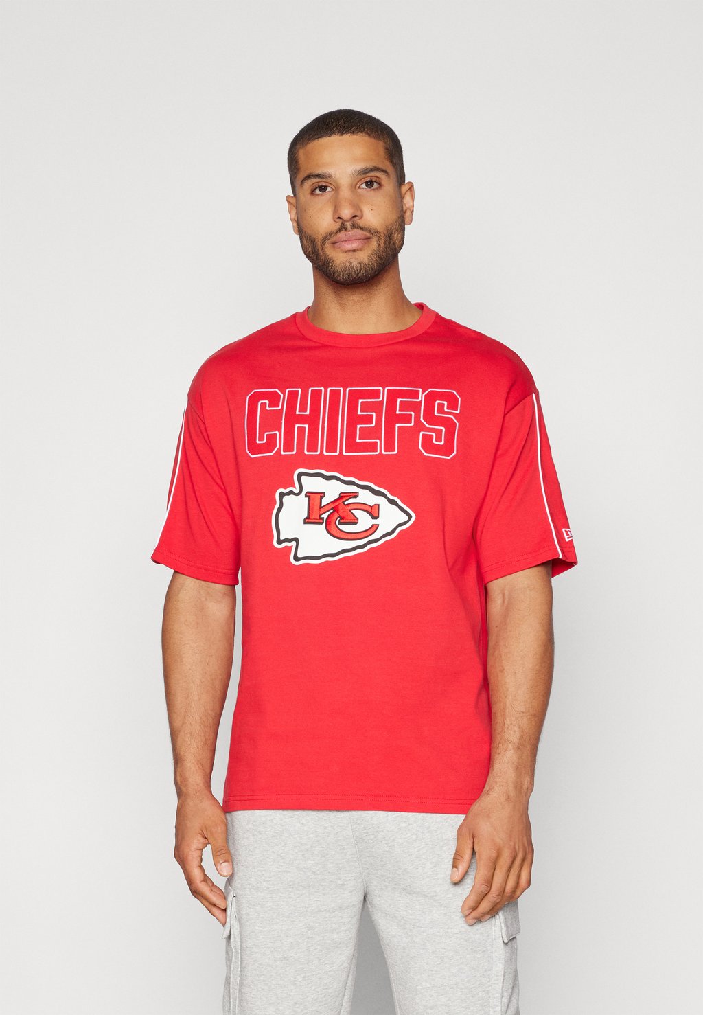 

Футболка с принтом NFL KANSAS CITY CHIEFS HERITAGE GRAPHIC TEE - Club wear New Era, красный