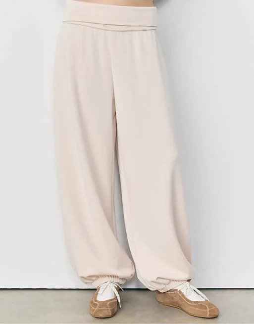 

Брюки-джоггеры Stradivarius Soft-touch с завышенной талией цвета камня