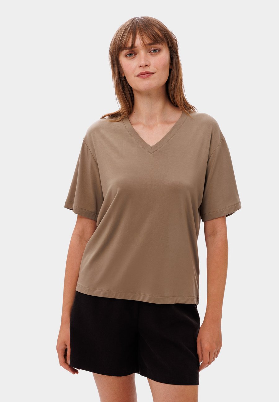 

Футболка Les Lunes PAARKER V-NECK LOOSE FIT, Mermaid/Olive, Хаки, Футболка Les Lunes PAARKER V-NECK LOOSE FIT, Mermaid/Olive