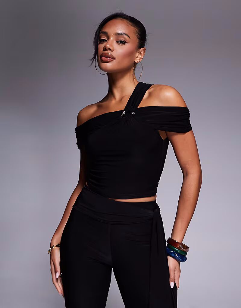 

Эксклюзивный двухслойный облегающий асимметричный топ на одно плечо с золотой фурнитурой в черном цвете Kaiia