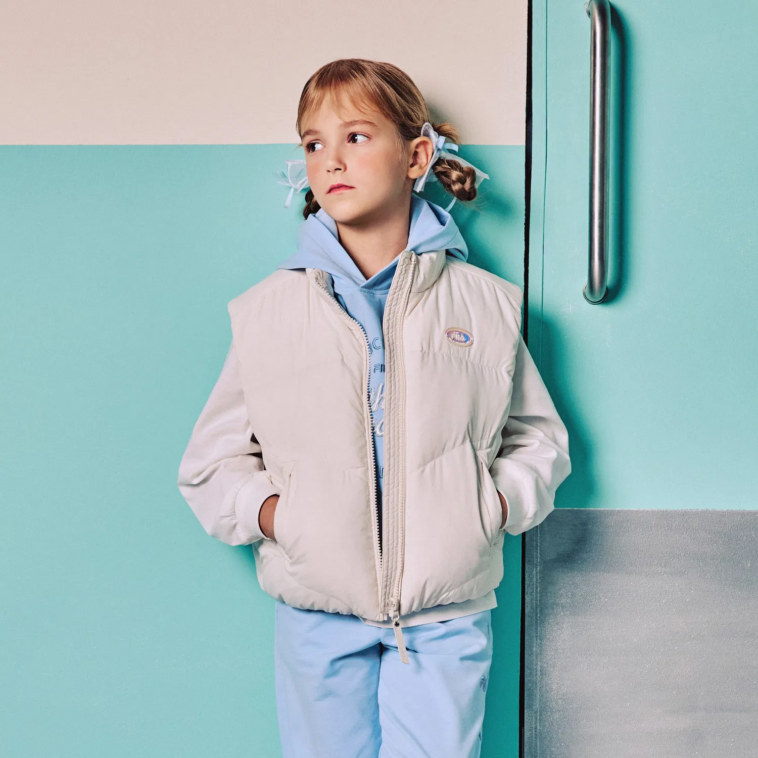 Детский укороченный пуховый жилет бежевый от Fila Kids