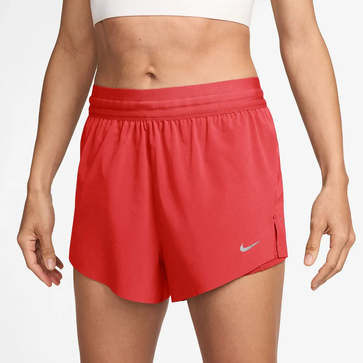 

Женские шорты Nike Swift, красный