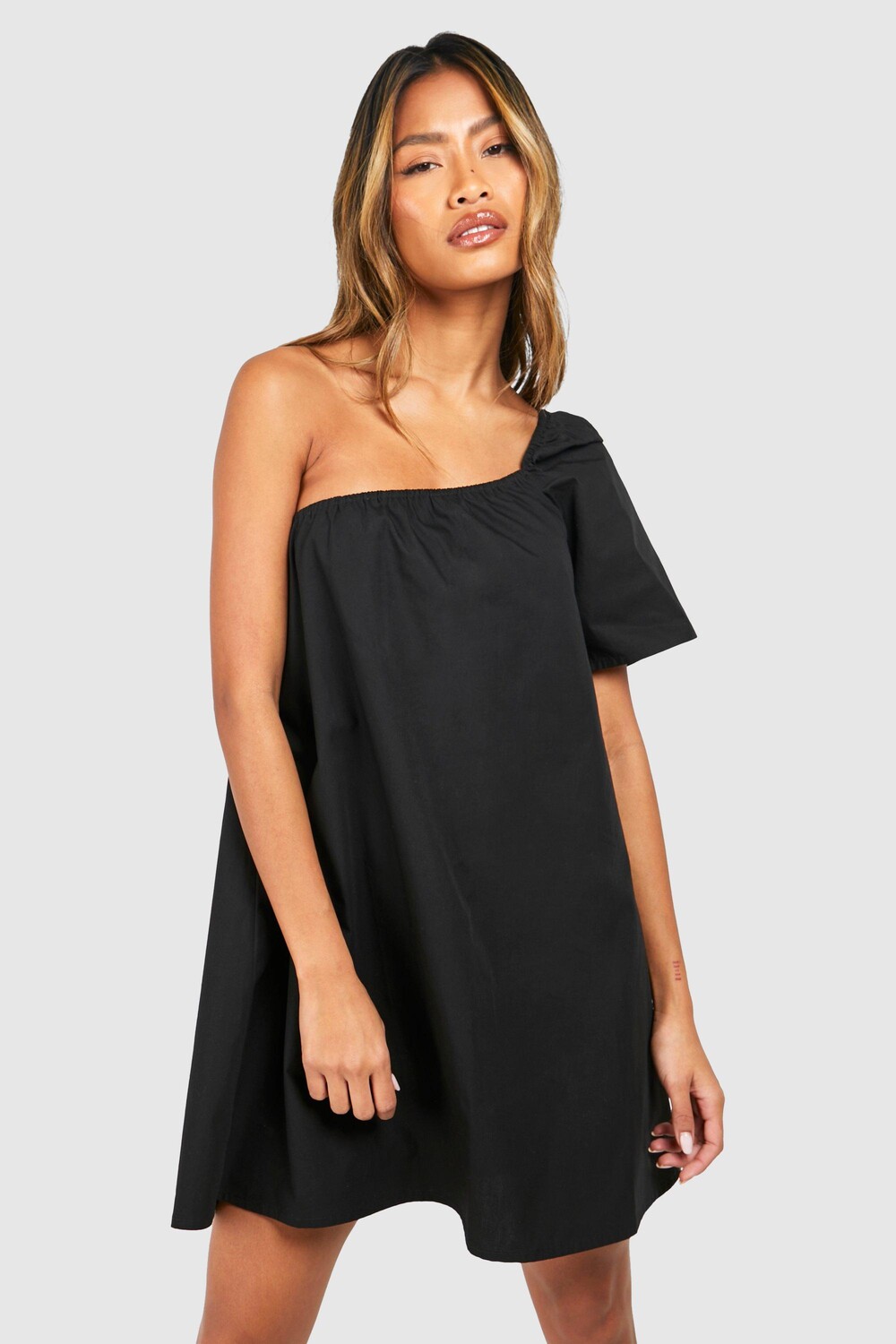 

Мини-платье с одним рукавом boohoo, черный