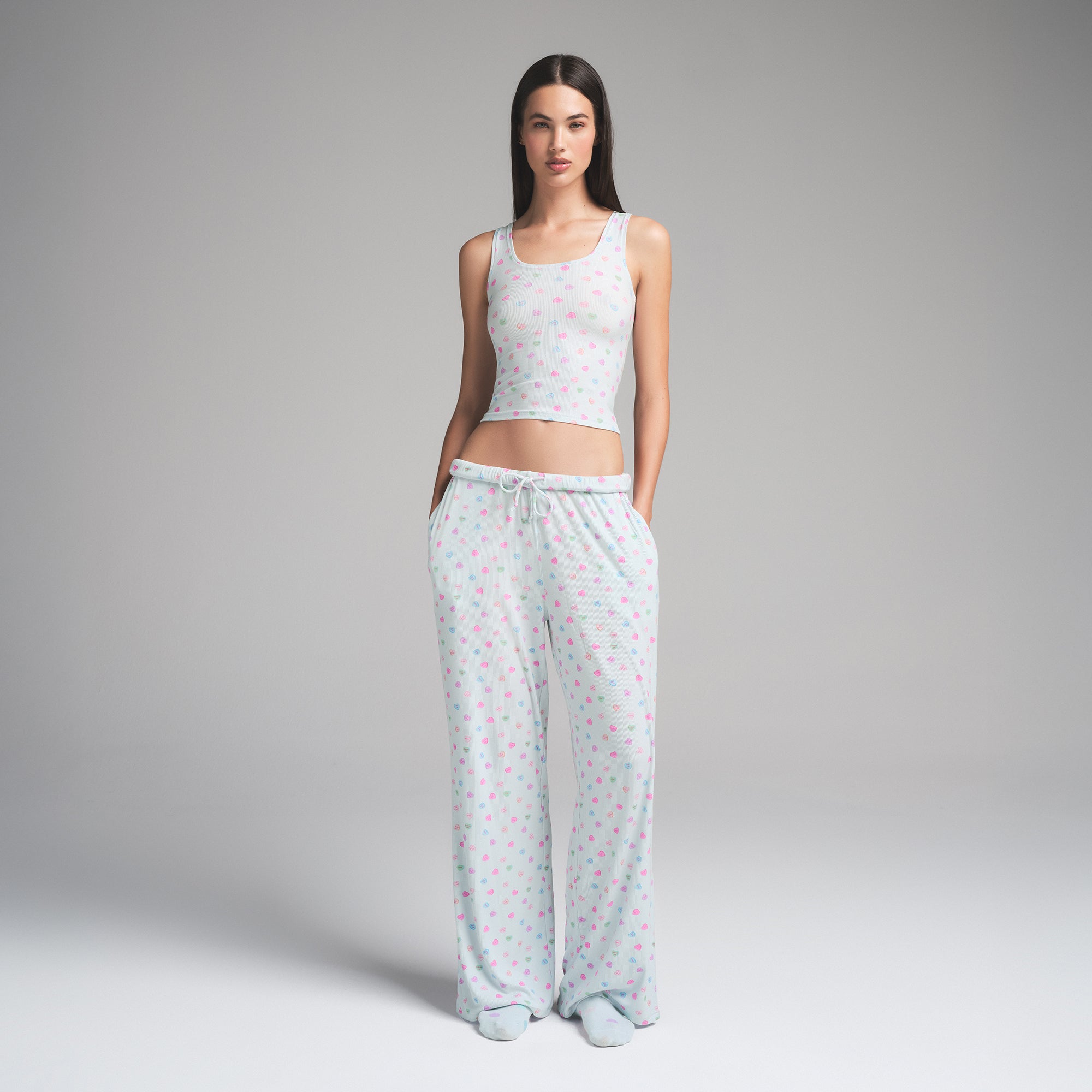 

Свободные брюки SKIMS, цвет cloud candy heart print