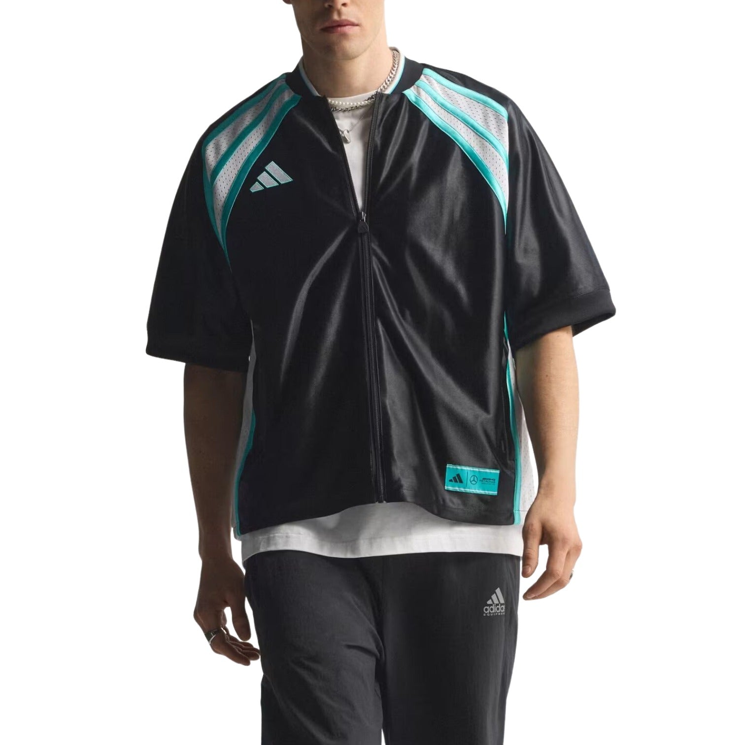 Бейсбольная футболка Adidas x Mercedes - AMG Petronas Formula One Team Las Vegas, цвет «Черно-белый» — фото 2