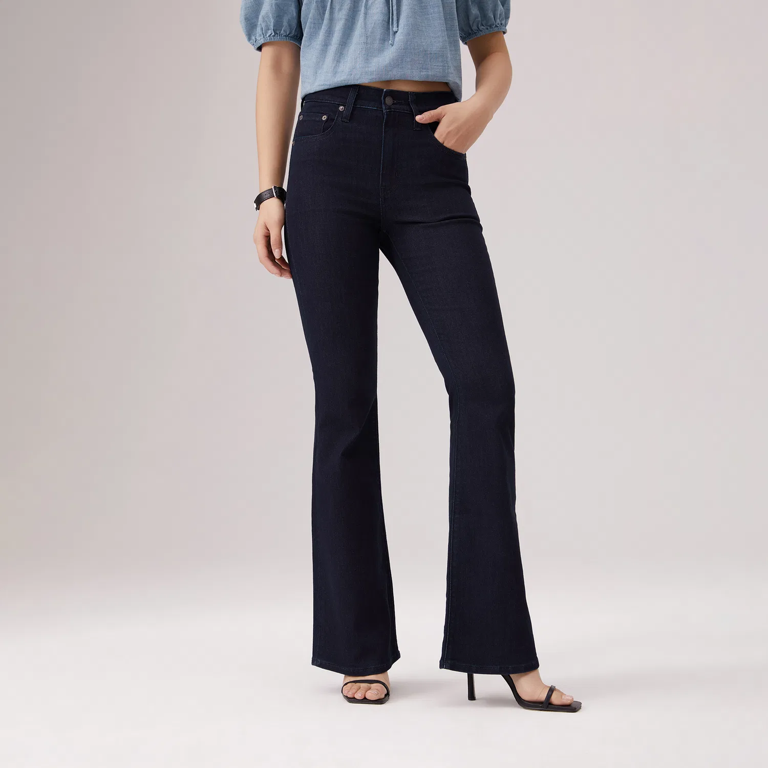 Джинсы Ice Cool Series женские темно-синие умеренно расклешенные Levis, Dark Blue — фото 4