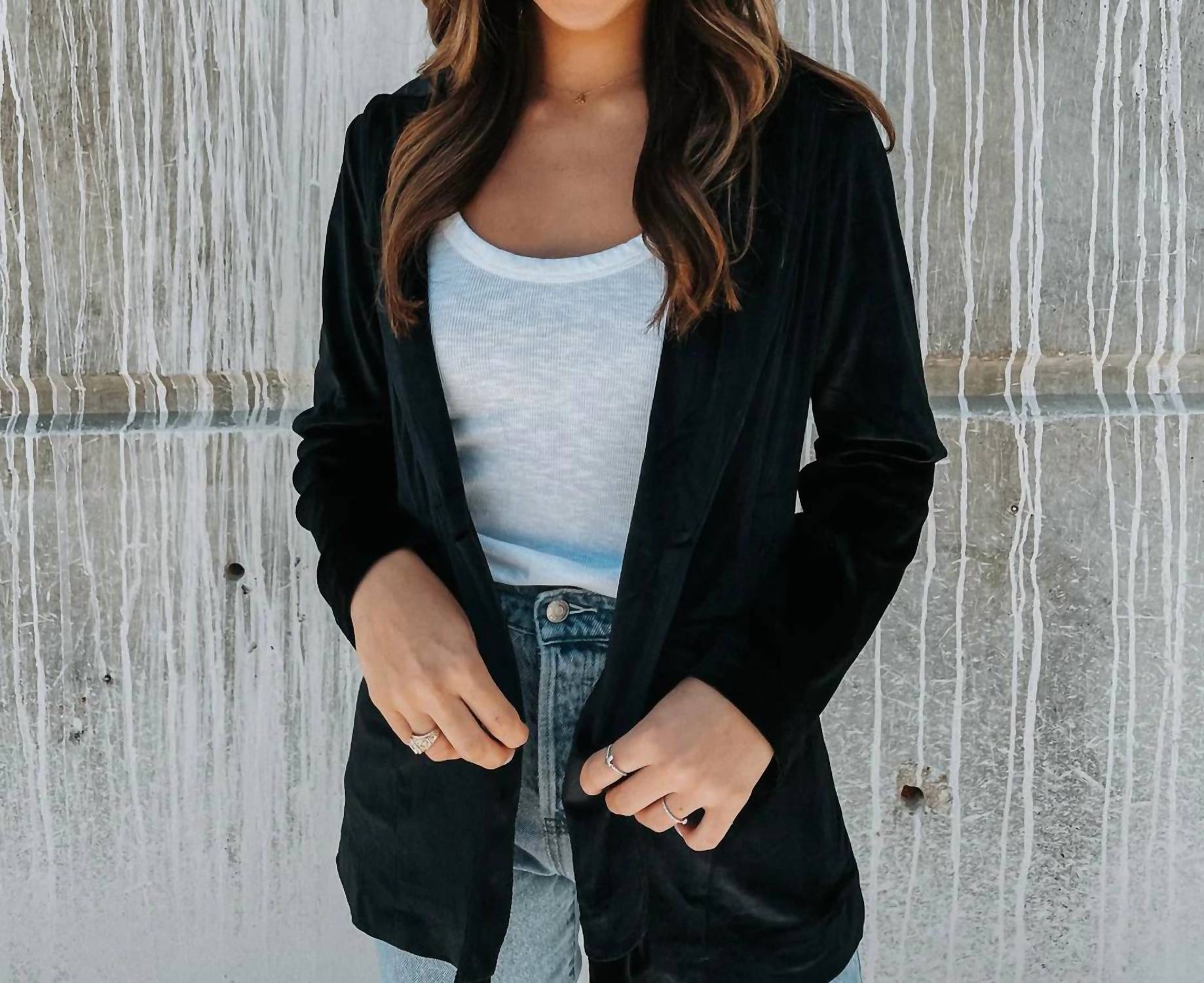 

Все, что мы знали Бархатный пиджак в черном цвете BLAKELEY