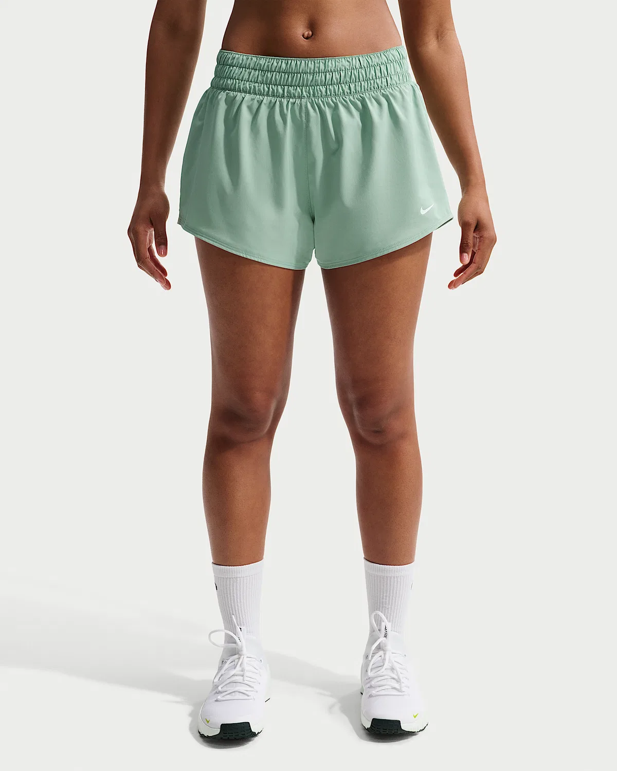 Женские шорты Nike One Dri-FIT со средней посадкой, длиной 3" и вкладышем, Steam/White — фото 2