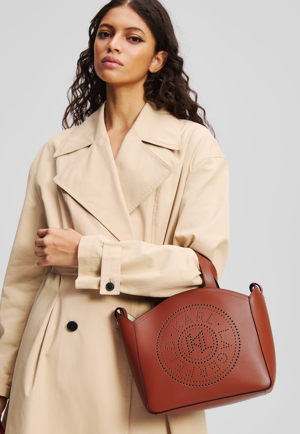 

Сумка CIRCLE TOTE PERFORATED KARL LAGERFELD, красный